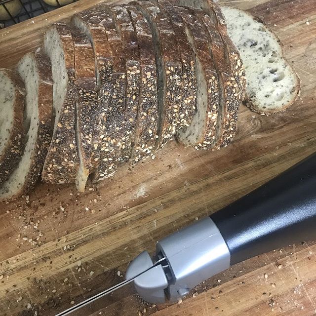 electric knife and bread